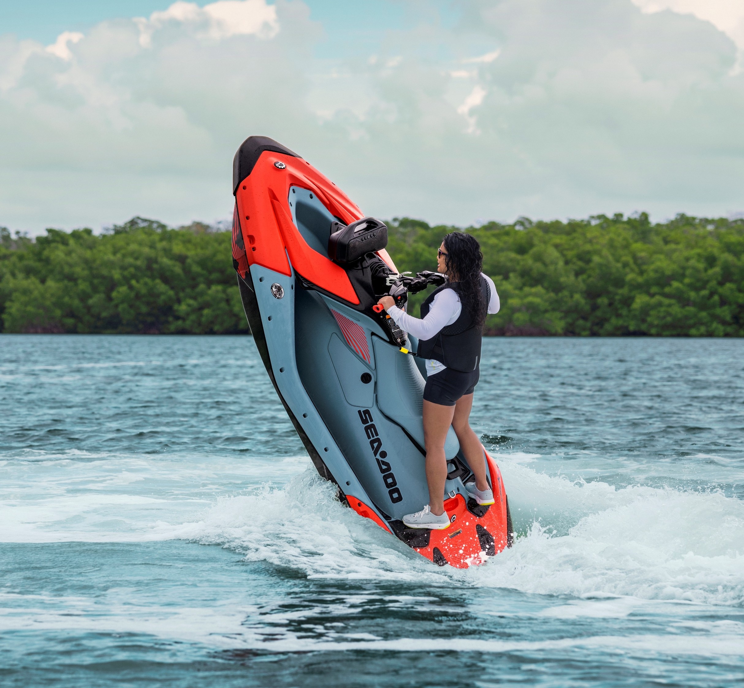 Frau führt einen Wheelie auf einem Sea-Doo Spark X Trixx 2027 Wassermotorrad aus
